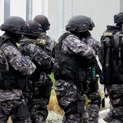 Šílenec s pistolí ohrožoval v Třemošné lidi - zpacifikovala ho zásahová jednotka