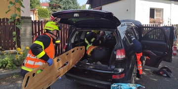 Záchranáři museli do nemocnice transportovat ženu a tři děti