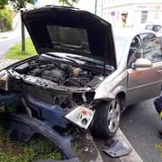 Autu srazilo značku a skončilo ve stromě