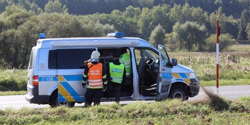 Těžce opilý řidič havaroval a spolujezdec byl agresivní