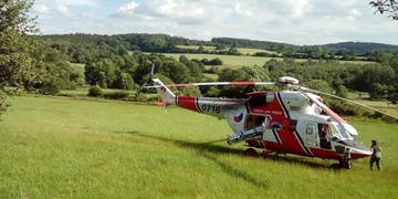 O mužův život bojovali v lese