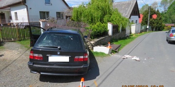 Narkoman při snaze ujet policistům projel plotem