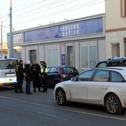 Střet chodkyně s autem v Doudlevecké ulici