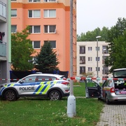 Nález mrtvého muže u zadního vchodu domu