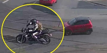 Když se špatný řidič potká se vzteklým motorkářem