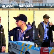 Viděli jste tohoto muže řádit na Hlavním nádraží či poté poničit auto?