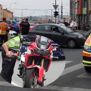 Motorkářka málem vletěla až dovnitř do auta