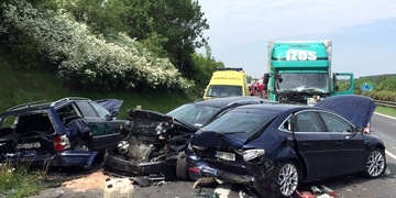 DNES:  Hromadná nehoda na dálnici na Prahu