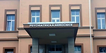 Útok na psychiatrii kriminalisté šetří jako vraždu ve stádiu pokusu