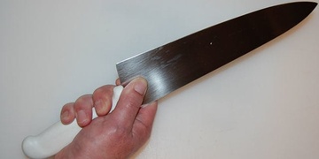 Opilý muž v restauraci ohrožoval nožem kuchaře, ten se ale nedal