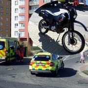 Řidička nedala přednost motorkáři