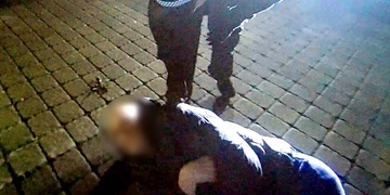 Opilec si ustal na chodníku a strážníkům tvrdil, že se jmenuje Adolf Hitler