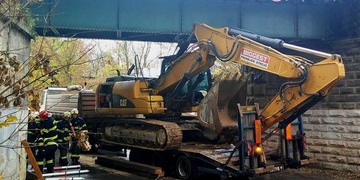 Pozor na Roudné, bagr narazil do mostu – místo je zcela neprůjezdné