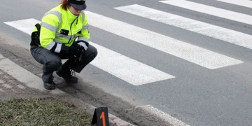 Neznámý řidič srazil chodkyni, zastavil, znovu se rozjel, ještě jí přejel nohu a z místa ujel