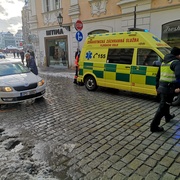 Auto srazilo starší ženu na přechodu