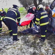 S dodávkou se převrátil na střechu