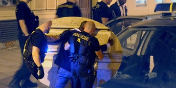 "Ukopnu ti hlavu, svlíknu vás z uniforem, nachčiju na vás!"