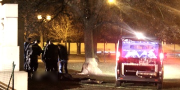 Na Mikulášském náměstí byl večer nalezen mrtvý muž