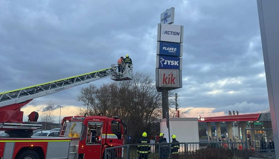 Emergency Response to Reinforced Concrete Advertising Banner Threatening to Fall at Rokycanská Shopping Center in Pilsen