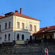 Ženu přepadli a zbili v hotelovém pokoji, skončila v nemocnici