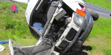 Motocyklista způsobil nehodu a z místa ujel