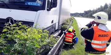 Kamion na dálnici havaroval do středových svodidel