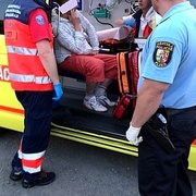 Senior napadl záchranáře