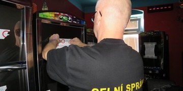 Razie v nelegálních hernách