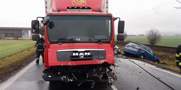 Senior čelně narazil do kamionu a zemřel