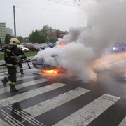 Dnes ráno začalo za jízdy hořet auto