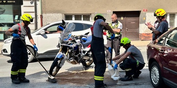 Čelní střet auta s motocyklem na Roudné