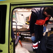 Řidič způsobil zranění pacientky v sanitce a ujel