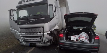 Střet dvou kamionů a jednoho osobního vozu