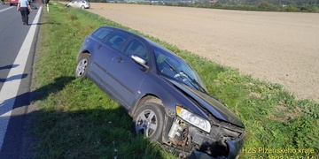 Řidič smetl protijedoucí auto