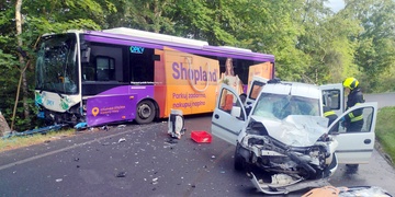 U střetu autobusu s osobním vozem přistával vrtulník LZS