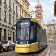 Útočník na náměstí Republiky vážně zranil mladého muže