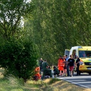 Auto v Blovicích srazilo cyklistu stojícího u cesty