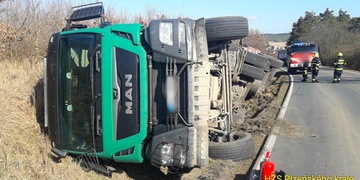Další kamion s nákladem kulatin se převrátil