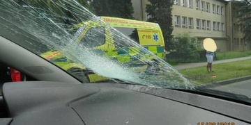 Cyklista vjel přímo pod auto