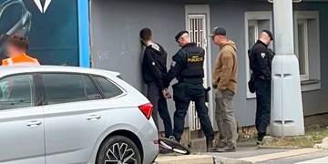 Zdrogovaný cyklista zaútočil na starší řidičku