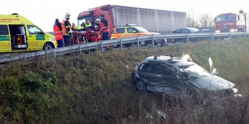 Po střetu dvou vozů skončilo jedno z nich v příkopu