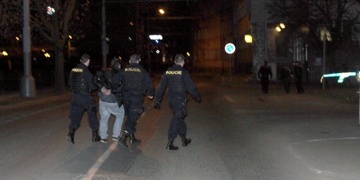 Sobota přinesla napadení policistů i rvačku Rumunů