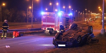 Neuvěřitelná nehoda pod Rondelem - Subaru doslova přeletělo svodidla