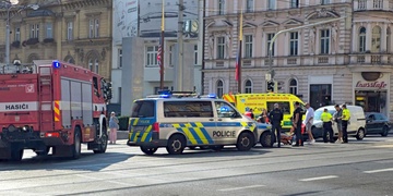 Na Klatovské třídě v Plzni srazil osobní vůz ženu