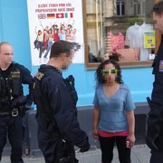 Bitka jak na Sicílii, řev a výhrůžky. Policisté museli klidnit rozzuřený romský klan