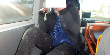 Zmatený křičící muž vbíhal v centru Plzně do silnice