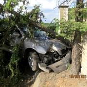 Řidič usnul za volantem a naboural auto, strom i plot