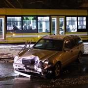 Mercedes smetl zastávku na Lidické v Plzni