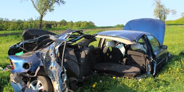 Řidič rozpůlil auto o strom a motorkář při nehodě zemřel