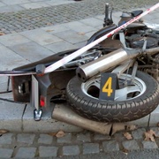 Motocyklista nedal přednost autu